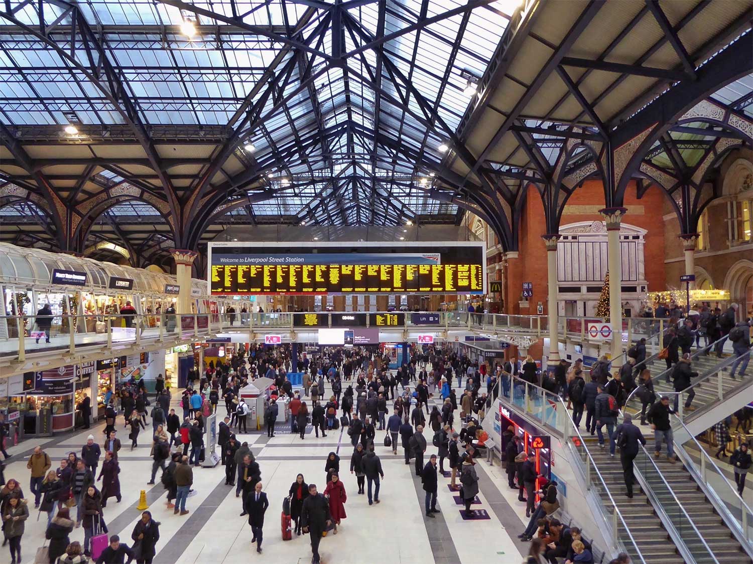 People are like ants at Paddington Station