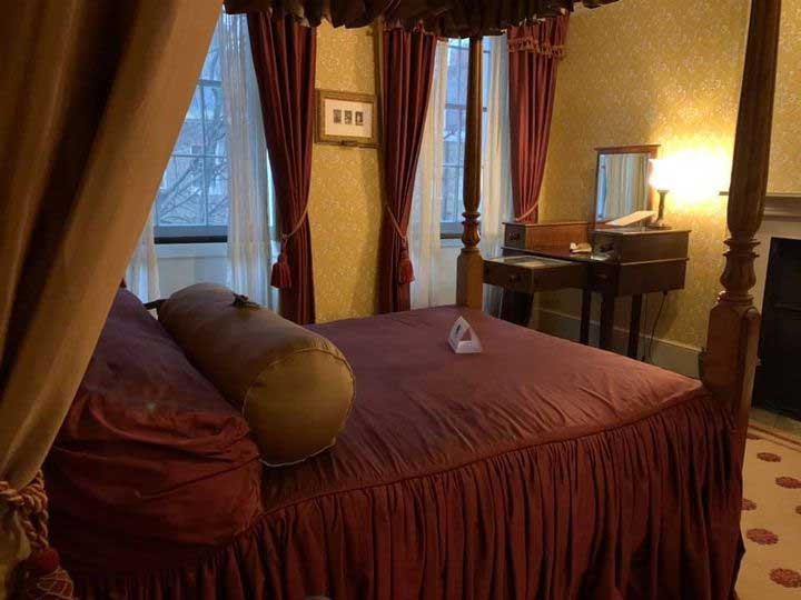 The bedroom overlooking 48 Doughty Street