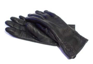 Slapping together leather gloves sounds like birds in flight