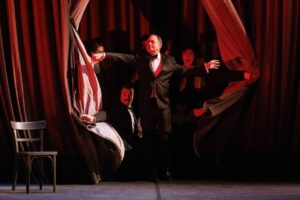 Minimalist staging in ENO La Traviata © Belinda Jiao